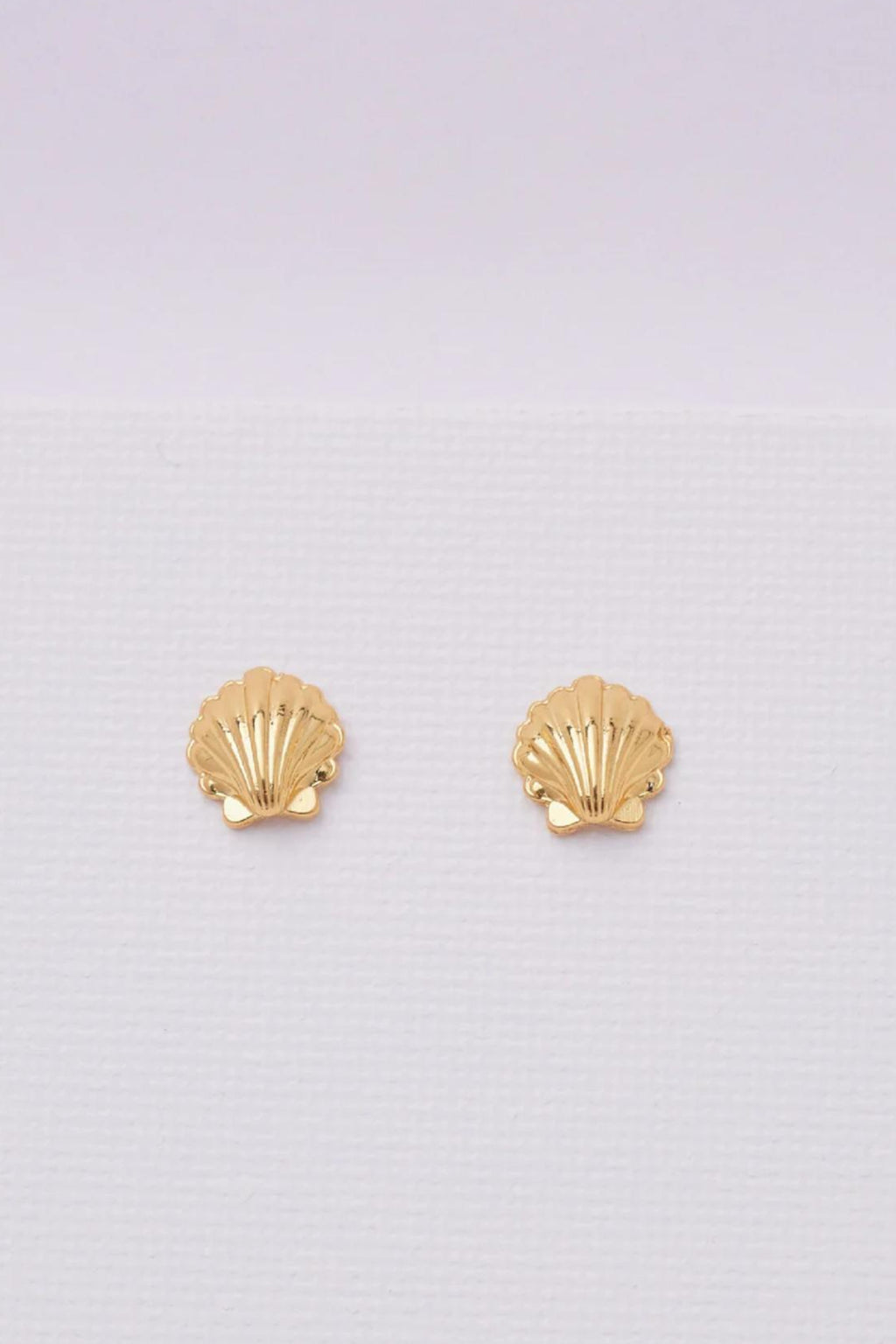 Aretes mini concha dorada