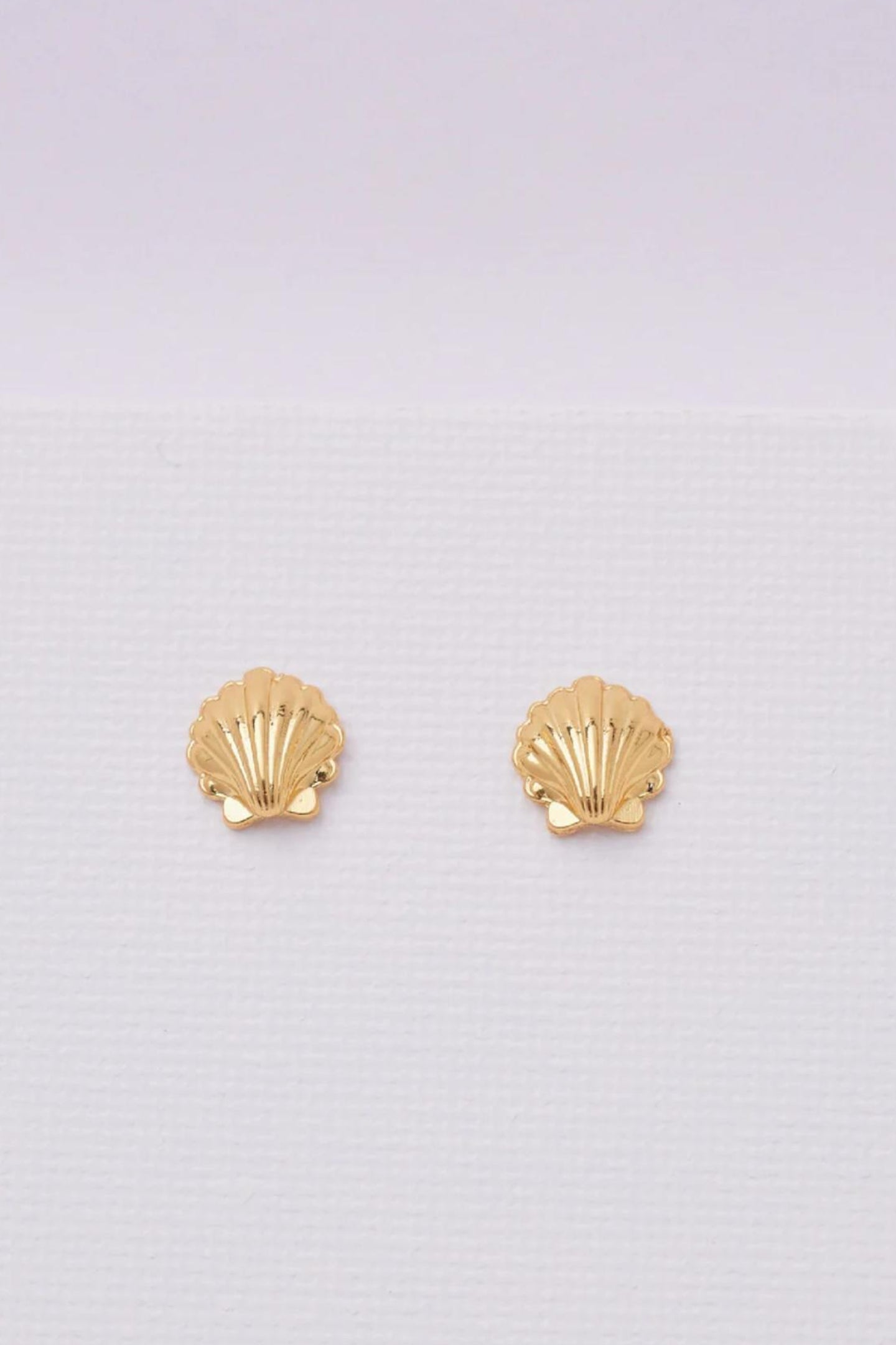 Aretes mini concha dorada