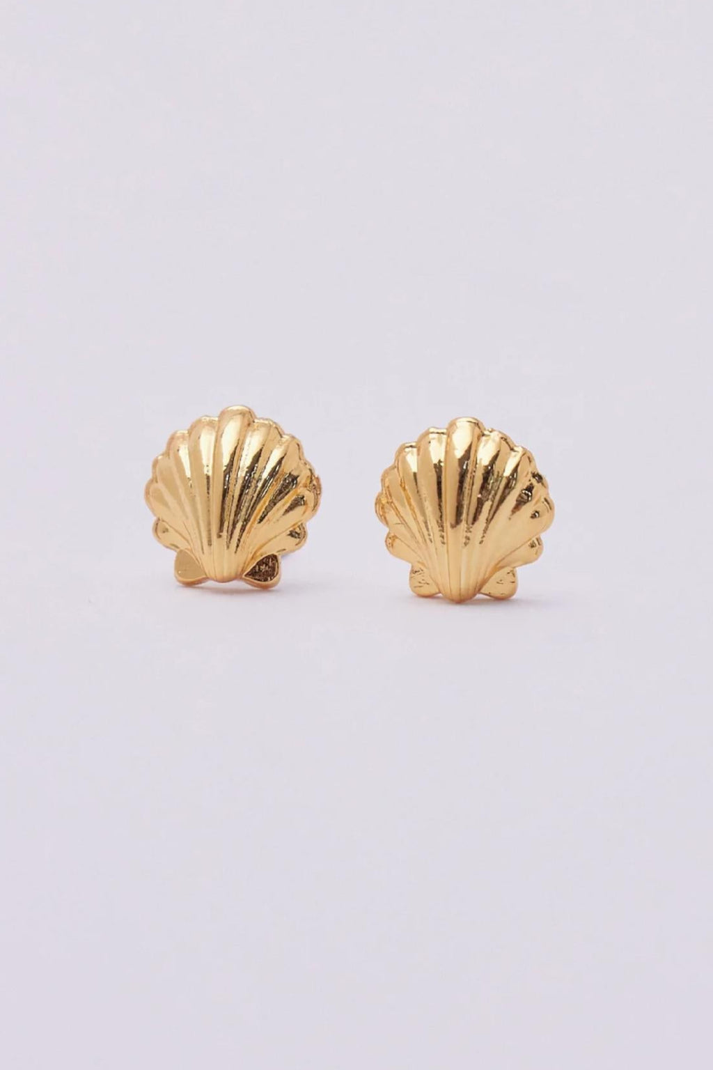 Aretes mini concha dorada