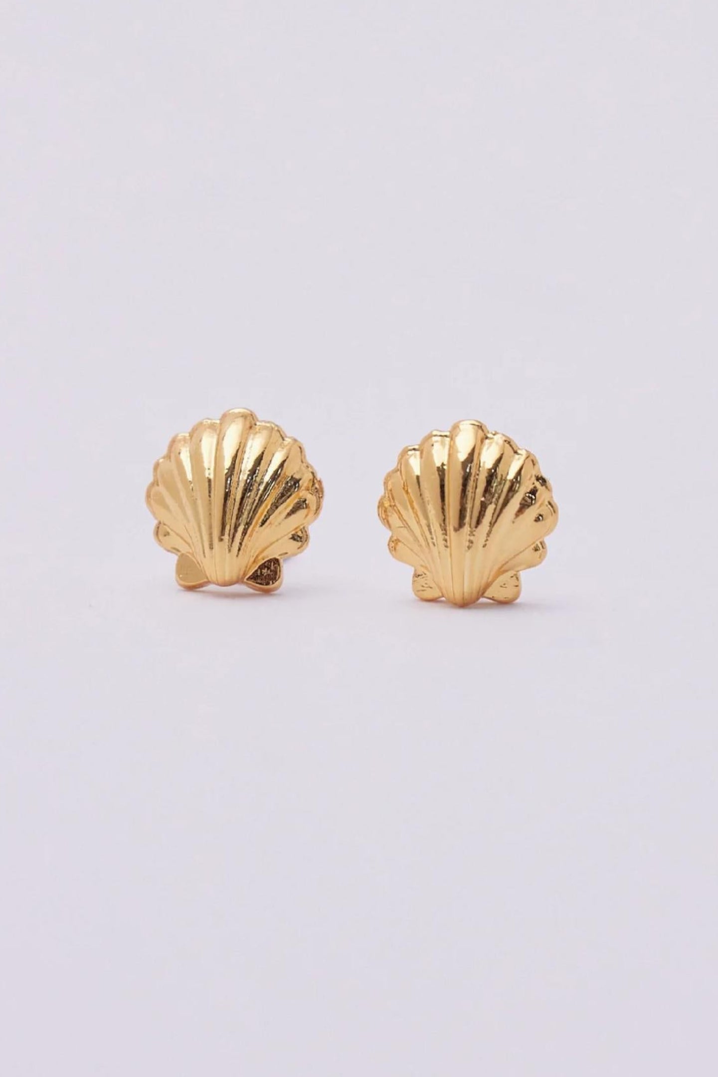 Aretes mini concha dorada